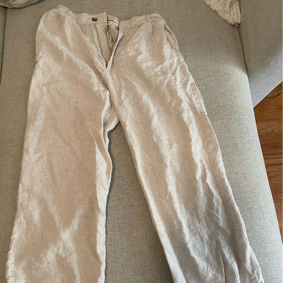 Reformation linen pants. Worn only a few times. Size 6 but fits a size 4! - Picture 2 of 2